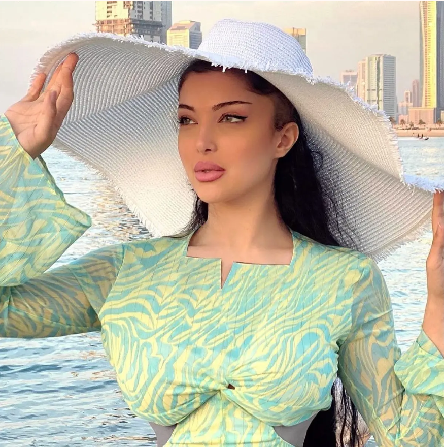 عکس همسر سپهر حیدری در استخر